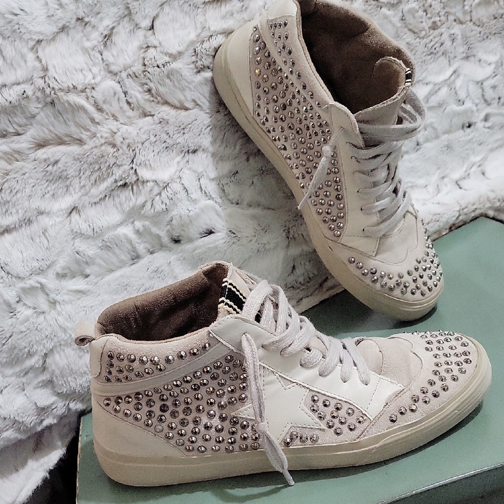 ShuShop Severine Silver Studded Sneaker Womens 9 Cream Mid top, and White star